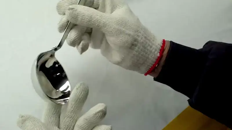 Un controlador de calidad está realizando una inspección de calidad en el cucharón de acero inoxidable