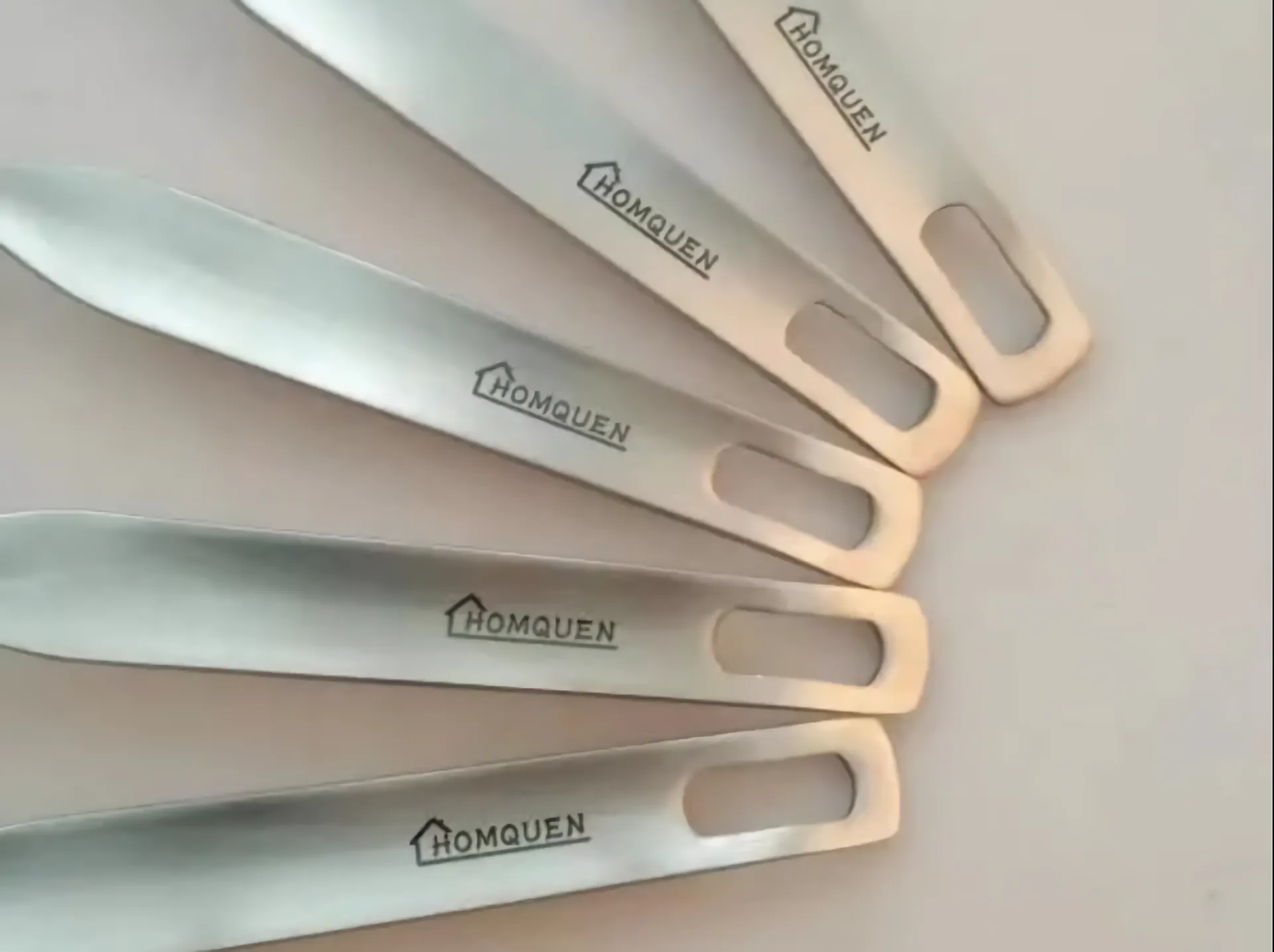 Mangos de utensilios de cocina con grabados personalizados