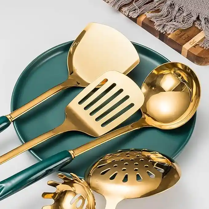 La cabeza del juego de utensilios de cocina con baño de oro