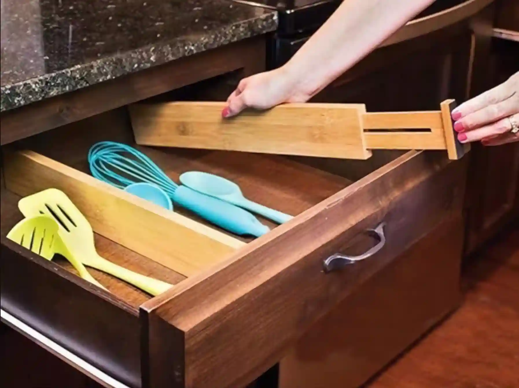 Kitchen utensils in adjustable drawer dividers