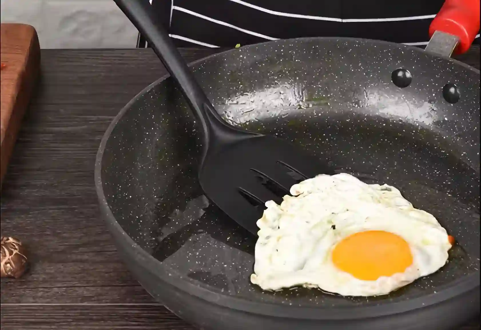 Fry an egg with a black nylon spatula